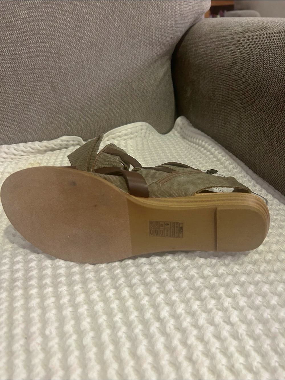 NWT! Blowfish Malibu Taupe Canvas & Brown Vegan Leather Buckle Sandals. Size 9 - Picture 5 of 7